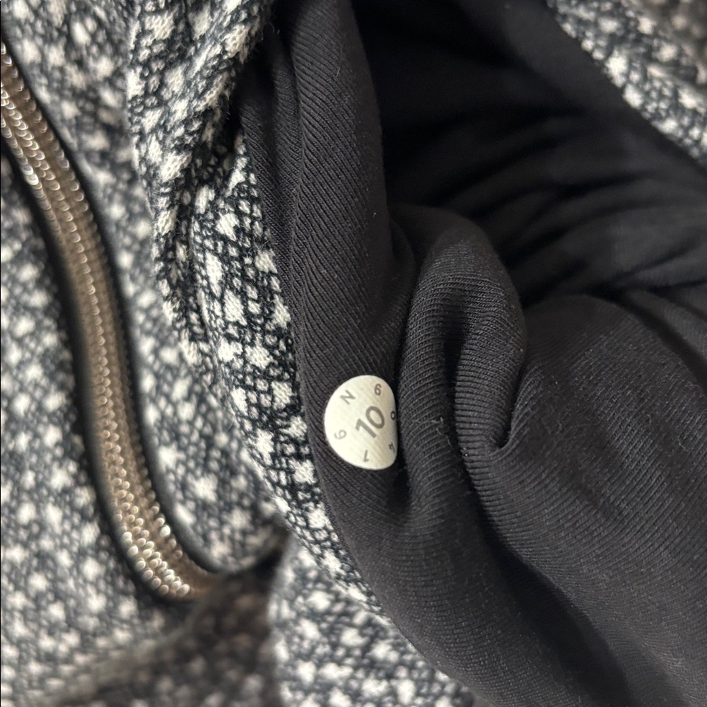 Lululemon Scuba Hoodie IV - Frozen Fizz (White & Black) - Picture 7 of 9